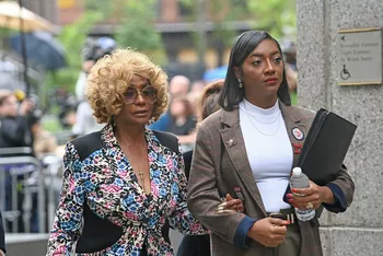 Мать Шона Комбса идет на слушание по делу рэпера