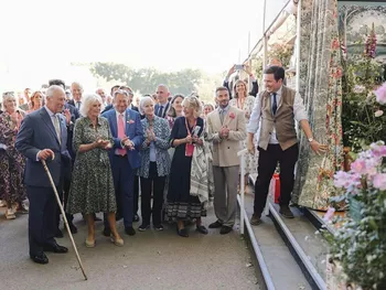 Дэвид Карл III Камилла и посетители выставки