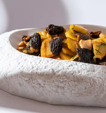 Жареный картофель со сморчками и копченой сметаной