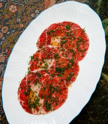 Карпаччо из рибая с соусом из японского хрена