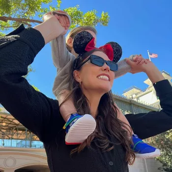 Карли Кросс