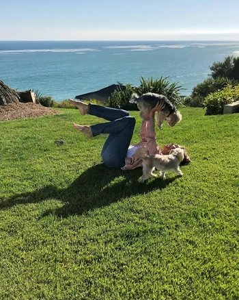 Синди с собаками