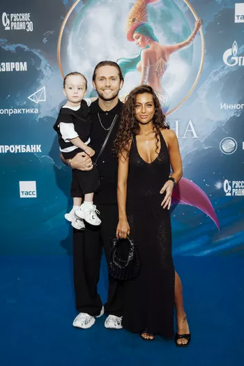 Влад Соколовский с женой и ребенком