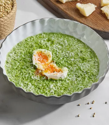 Зеленая гречка с пармезаном и яйцом-пашот