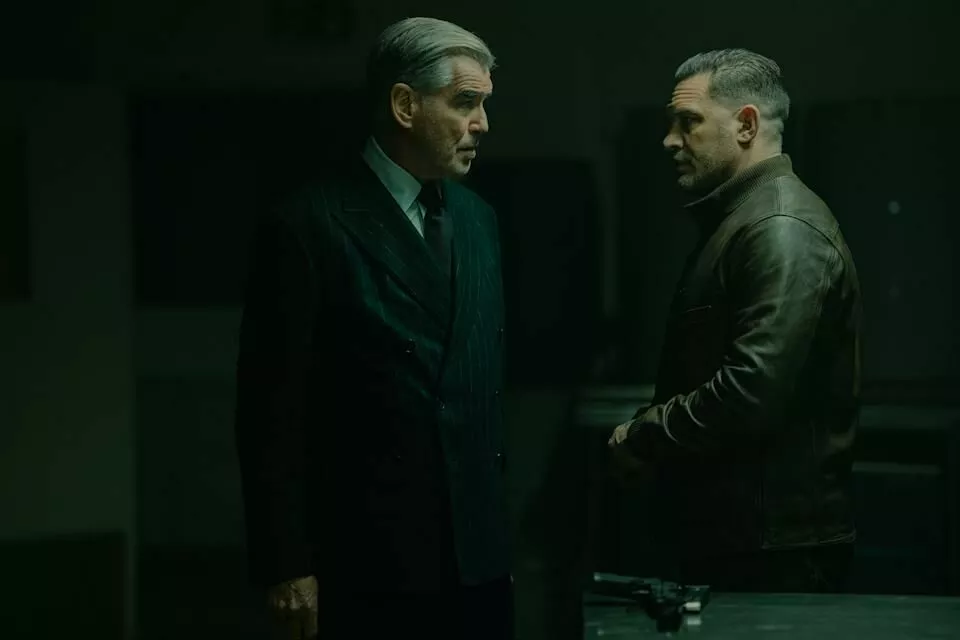 Пирс Броснан и Том Харди в сериале "Гангстерленд"