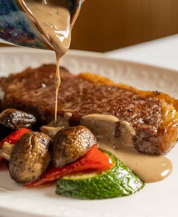 Стриплойн с грибным соусом и овощами гриль