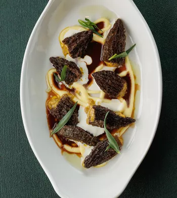 Сморчки, фаршированные фуа-гра, с фондю из пармезана