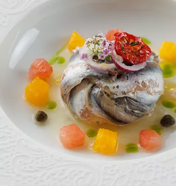 Тортино из маринованных сардин с бурратой, томатами и орегано