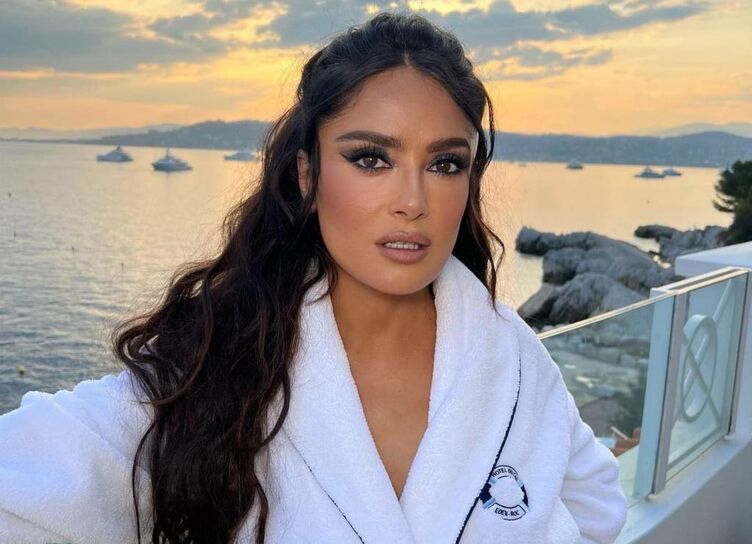 56-year-old Salma Hayek showed a selfie without makeup