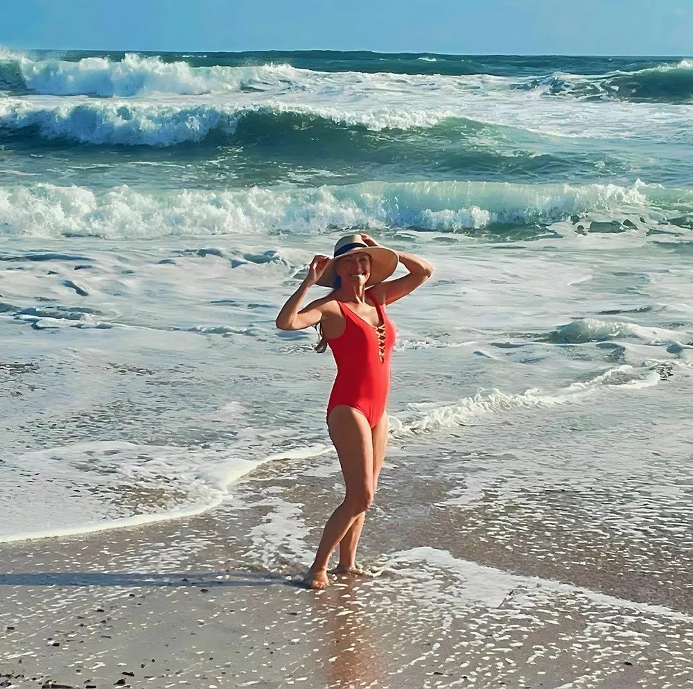 72-летняя звезда бондианы Джейн Сеймур показала фигуру в купальнике |  HELLO! Russia