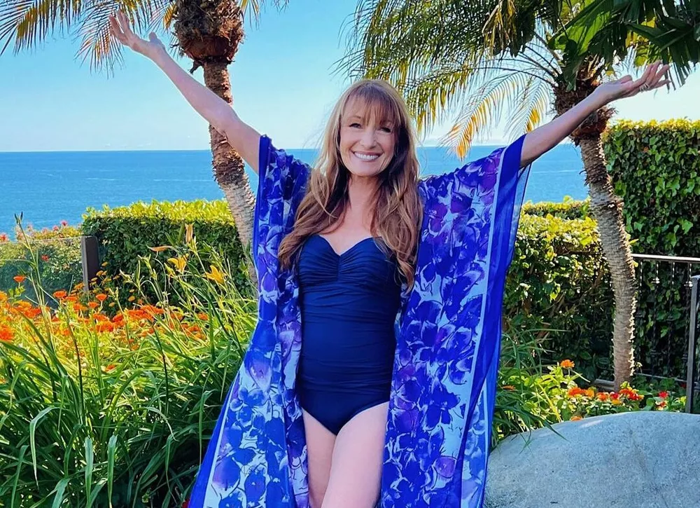72-year-old Bond star Jane Seymour showed a figure in a swimsuit