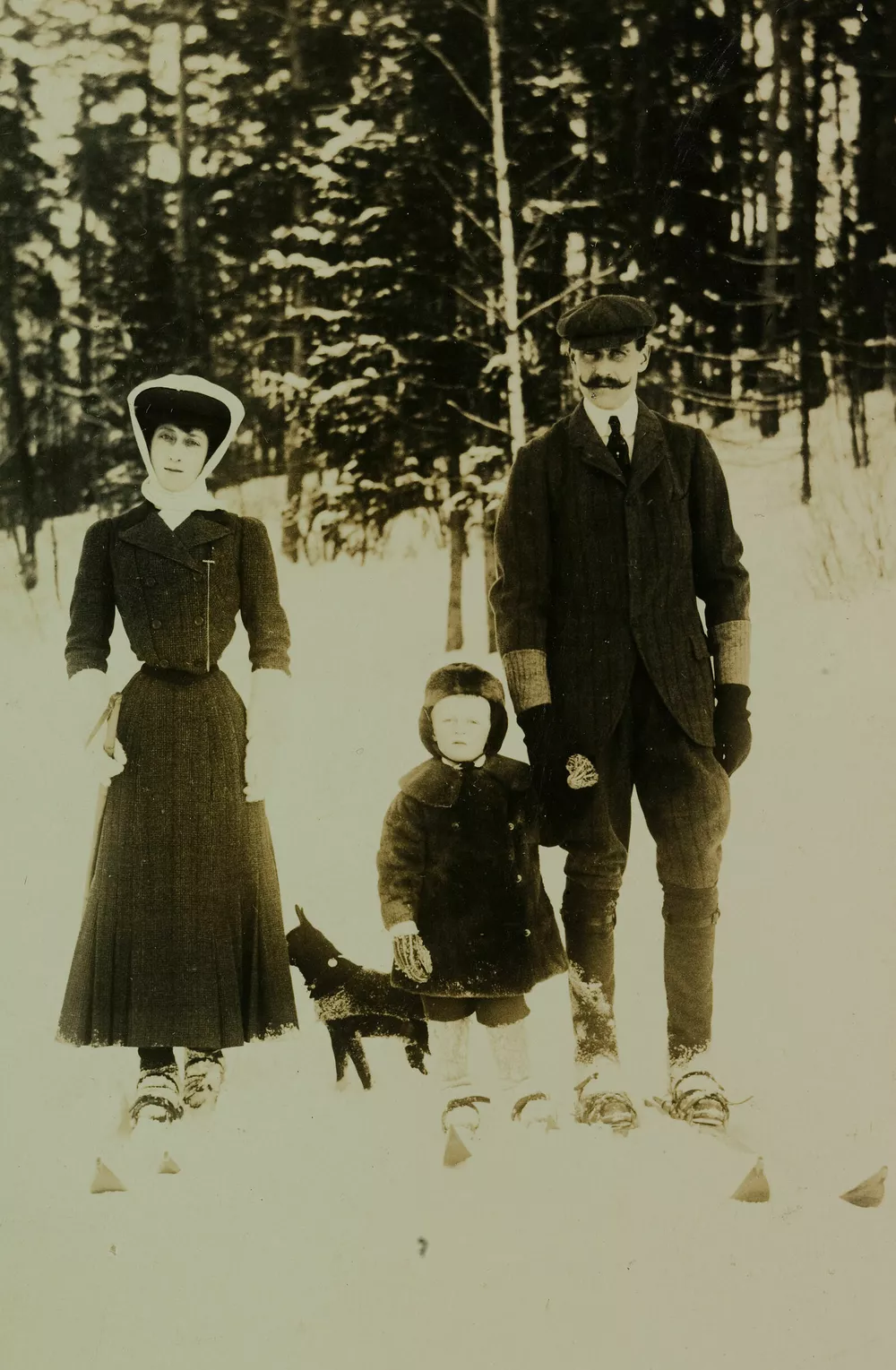 Королева Мод, принц Улаф и король Хокон VII в 1907 году.
