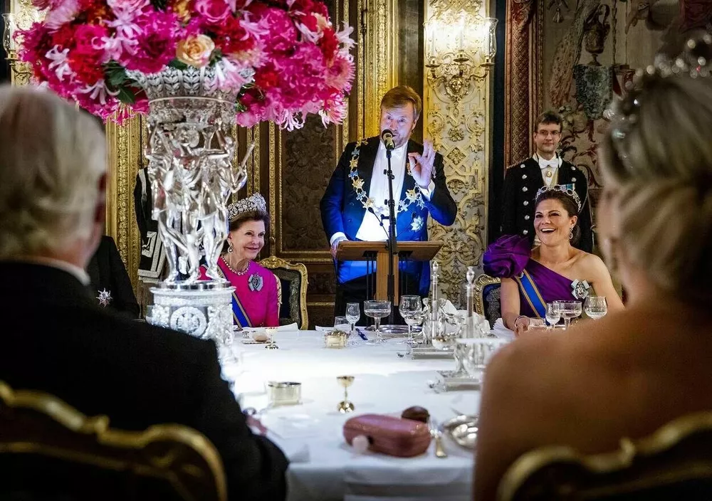 Жест вежливости: король Нидерландов Виллем-Александер на торжественный ужин во время визита в Швецию надел шведский орден Серафимов, а не свой родной орден Короны. На фото рядом с монархом сидят королева Швеции Сильвия и кронпринцесса Виктория