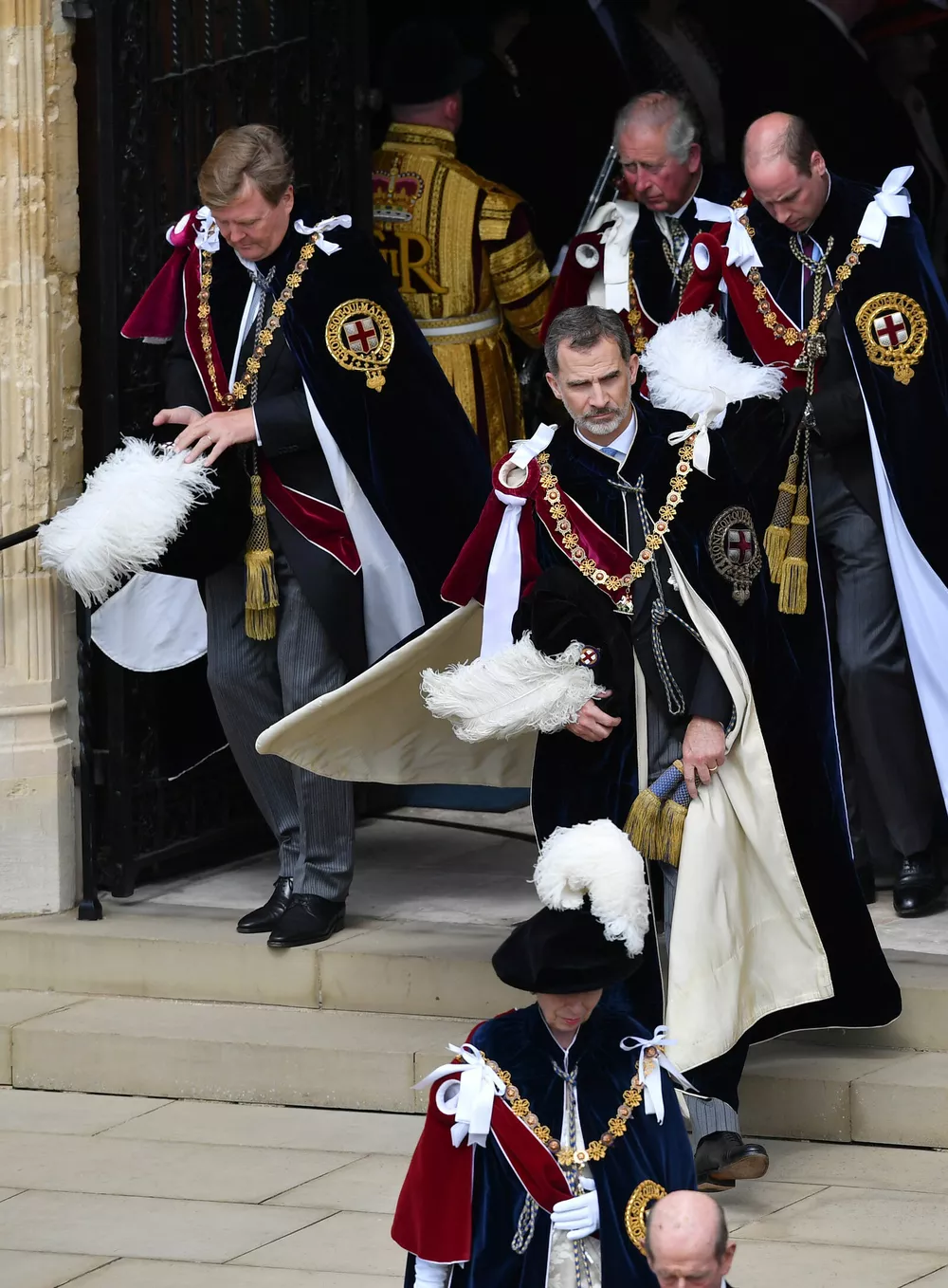 Дама и рыцари благороднейшего ордена Подвязки британская принцесса Анна, король Нидерландов Виллем-Александер, король Испании Филипп, будущий король Великобритании Карл III и его сын принц Уильям в день процессии в Виндзоре в июне 2019 года
