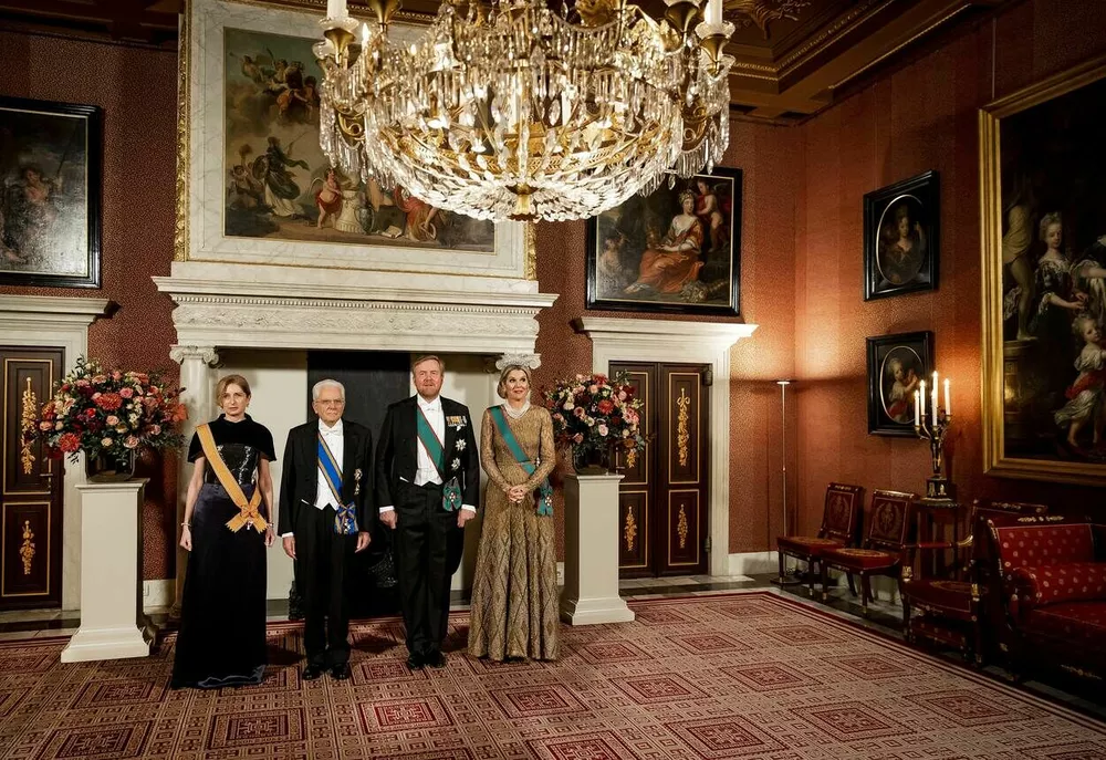 Во время визита в Нидерланды в ноябре 2022 года дочь президента Италии Серджо Маттареллы Лаура была награждена орденом Короны. На фото Лаура Маттарелла, Серджо Маттарелла, король Виллем-Александер и королева Максима