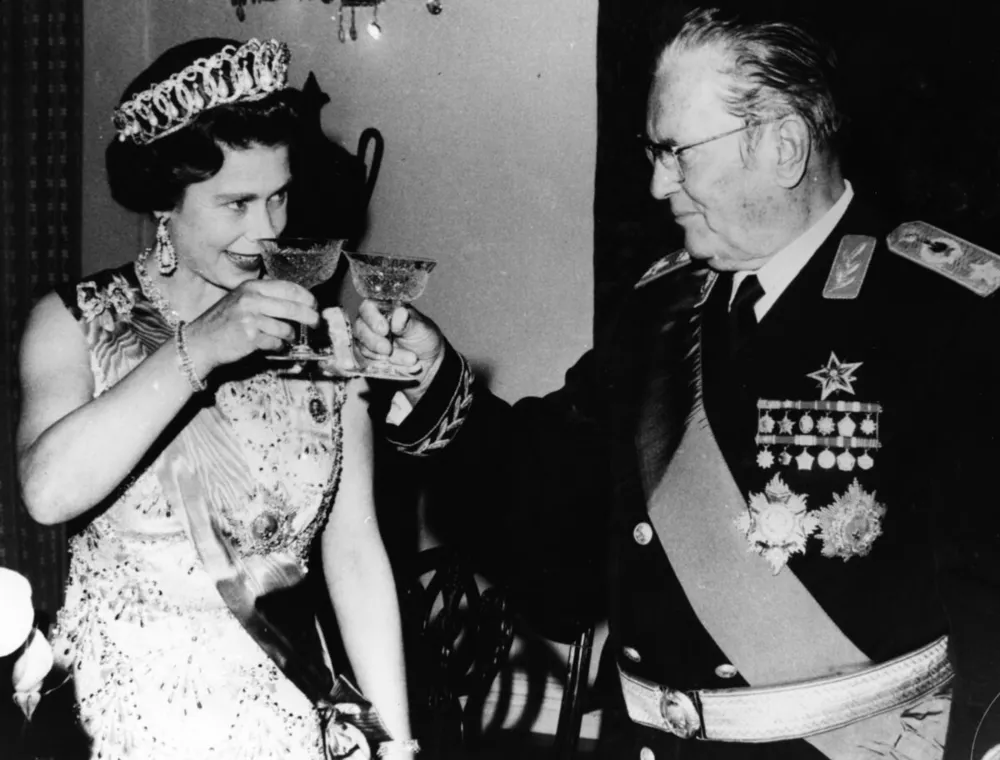 Молодая Елизавета II во “Владимирской” тиаре с жемчужным комплектом и югославский президент Иосип Броз Тито на банкете в 1972 году