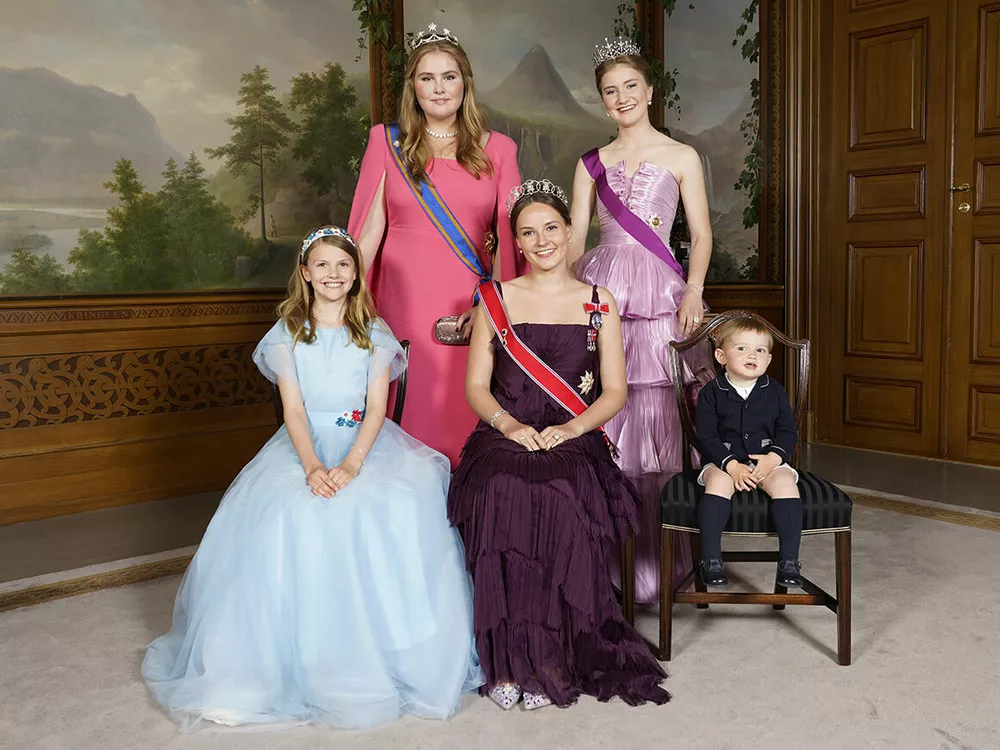 Бельгийская принцесса Элизабет, герцогиня Брабантская (первая в верхнем ряду слева) в тиаре леди Вести или императрицы Александры Федоровны на праздновании 18-летия норвежской принцессы Ингрид Александры (в нижнем ряду в центре). Рядом с Элизабет наследница престола Нидерландов принцесса Оранская Катарина Амалия. В нижнем ряду шведская принцесса Эстель, герцогиня Вестерландская и принц Шарль Люксембургский.