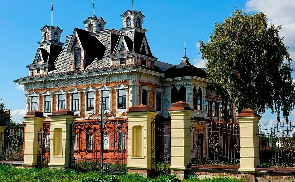 Отреставрированный “дом брата” – купца А.А.Понизовкина, в которых семья Н.А.Понизовкина жила во время строительства замка