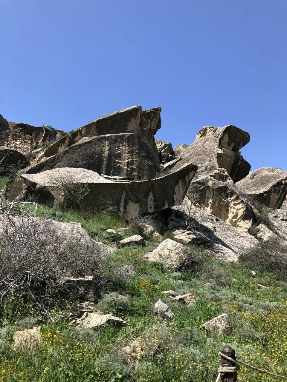 Живописные скалы Гобустана
