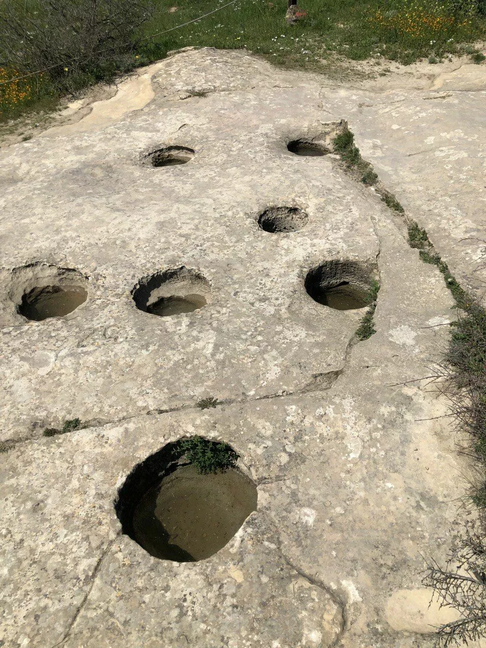 Рукотворные ямы в скалах Гобустана