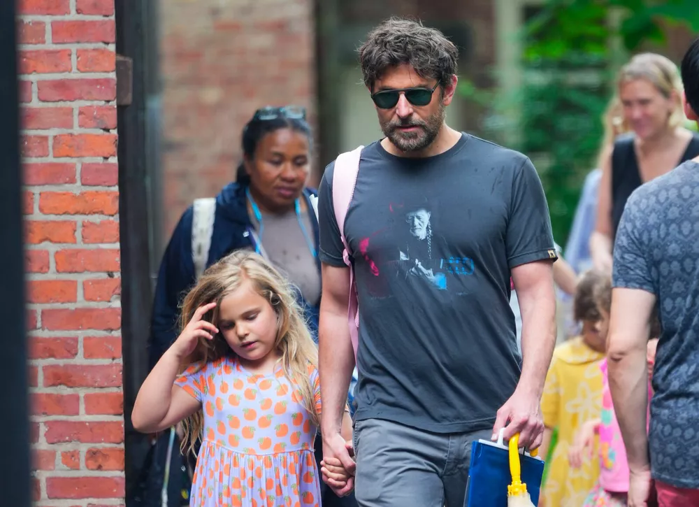 Брэдли Купер гуляет по улицам Нью-Йорка с дочерью от Ирины Шейк