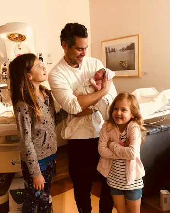 Кэш Уоррен с детьми