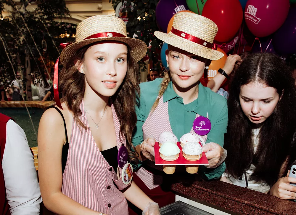 Слава Копейкин, Александра Ребенок, Юлия и Анна Пересильд: кто был на ежегодном празднике мороженого в ГУМе