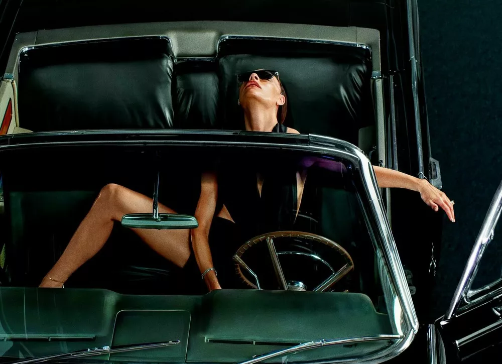 Виктория Бекхэм презентовала новый аромат пикантным фото из автомобиля