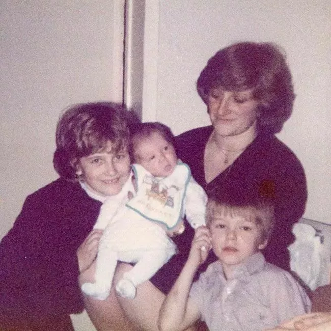 Дэвид Бекхэм с сестрами и мамой