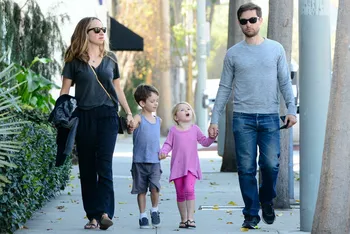 Тоби и Дженнифер с детьми