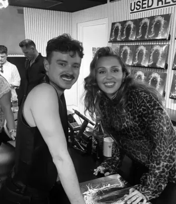 Сайрус с фанатом