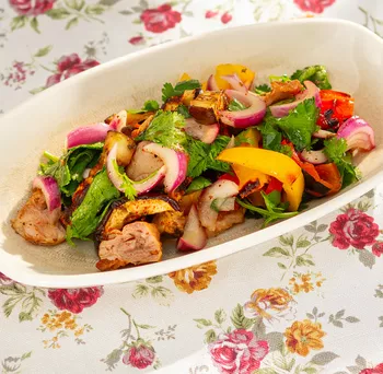 Салат из запеченных овощей с курицей