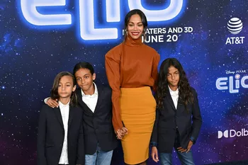 Зои с детьми на премьере