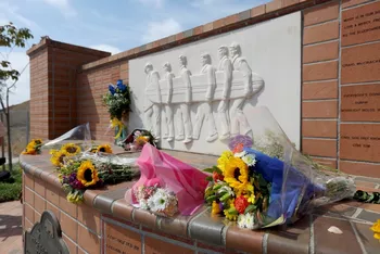 Цветы в память о Уилсоне от фанатов