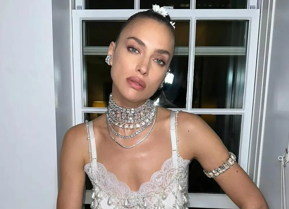 Ирина Шейк сделала временную тату с именем Эмили Ратажковски
