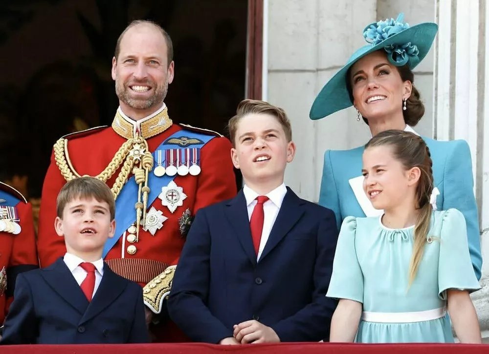 Принц Джордж, принцесса Шарлотта и принц Луи на балконе во время парада Trooping the Colour