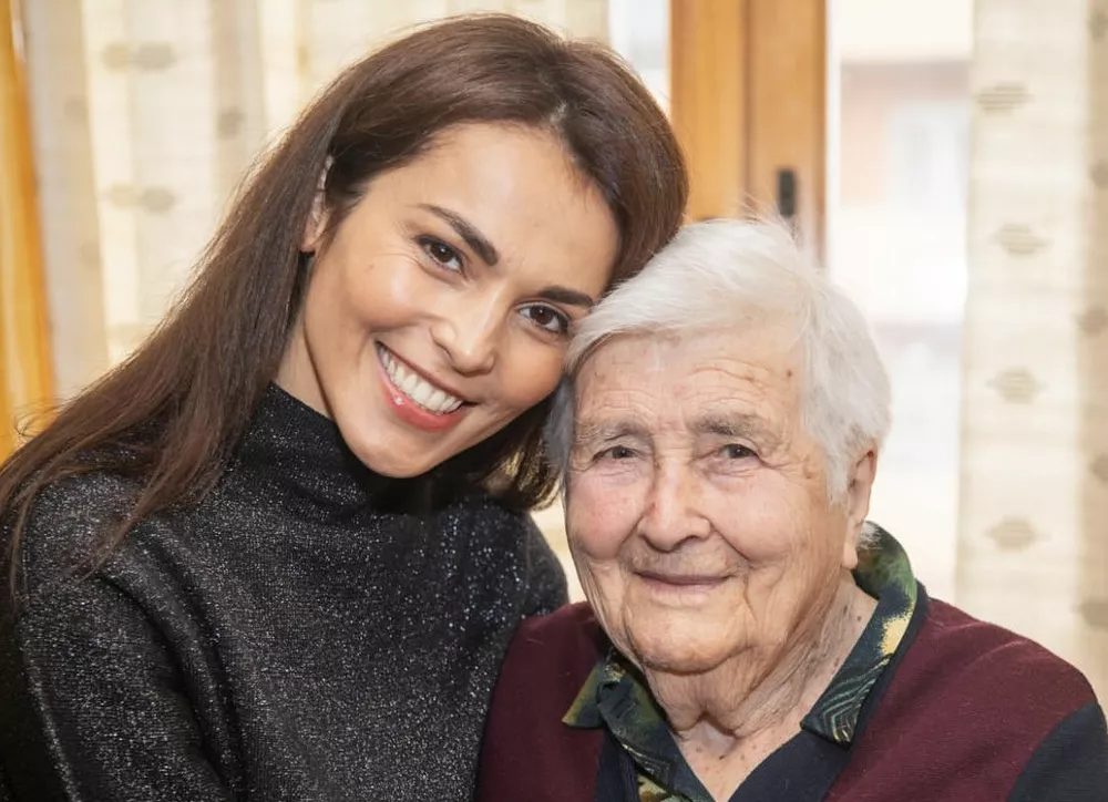 Сати Казанова поздравила бабушку мужа со 102-летием