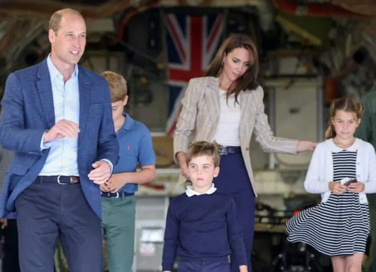 Семья в сборе: Кейт Миддлтон и принц Уильям с детьми на авиашоу в Фэрфорде