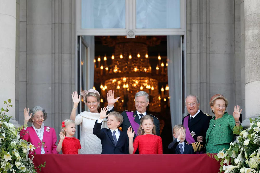 21 июля 2013 года. Новый король Филипп и его семья приветствуют подданных. Слева направо: вдова короля Бодуэна королева Фабиола, принцесса Элеонора, королева Матильда, принц Габриэль, король, новая наследница престола принцесса Элизабет, принц Эммануэль, король Альберт II и королева Паола