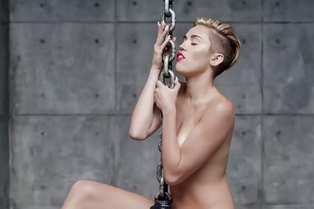 Майли Сайрус в клипе “Wrecking Ball”