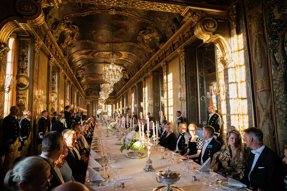 Государственный ужин в королевском дворце в Стокгольме. Дамы чередуются с кавалерами.