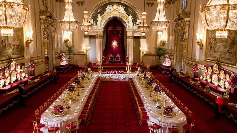 Бальный зал Букингемского дворца готов к приему гостей. Старинные серебряные блюда с позолотой, развешанные на буфетах справа и слева от стола никогда не используются
