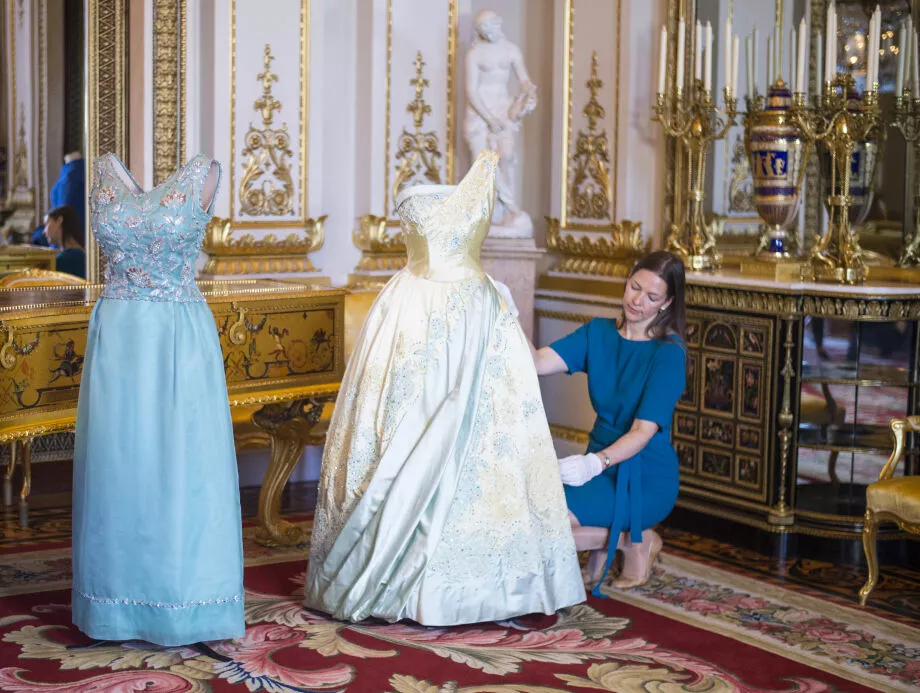 Платья к банкету для дам из королевской семьи в Букингемском дворце готовят заранее