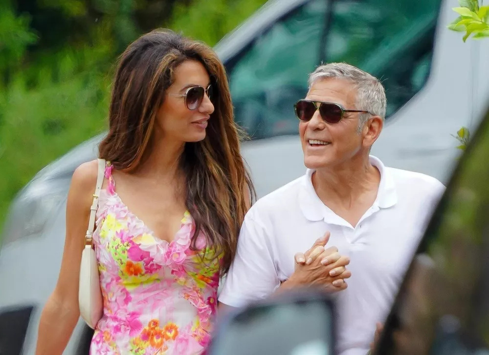 Cчастливые Джордж и Амаль Клуни гуляют по летнему Сан-Тропе