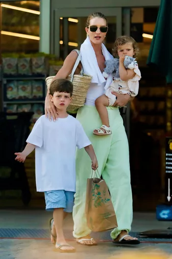 Рози ХантингтонУайтли с детьми