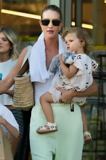 Рози ХантингтонУайтли с дочерью