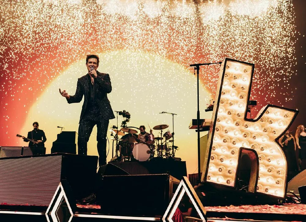 Группа The Killers приостановила концерт ради футбольных фанатов