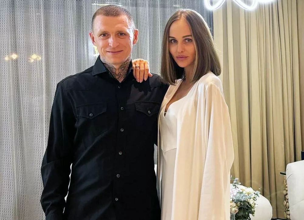 Павел Мамаев с женой устроили шуточную гендер-пати