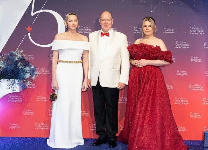 С голливудским лоском: княгиня Шарлен с князем Альбером II и его племянницей на ежегодном бале Красного Креста