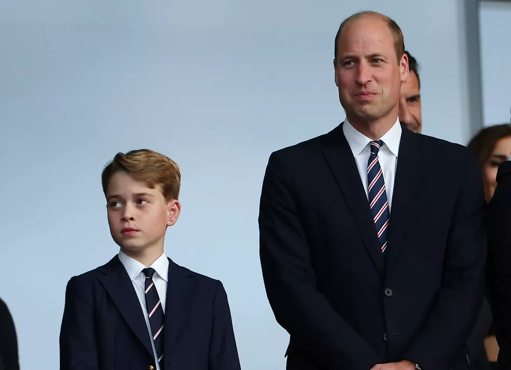 Словно близнецы: принц Уильям с сыном надели одинаковые костюмы на Евро-2024
